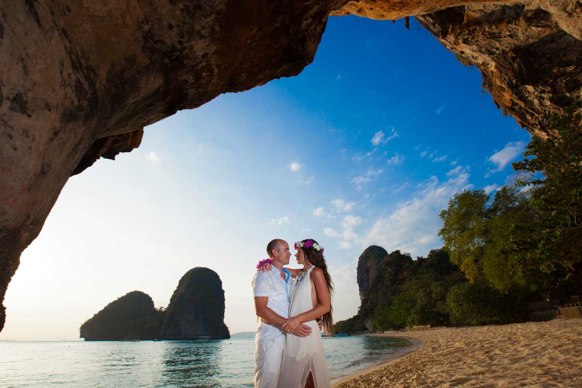 Marryan and Hanry honeymoon photo session in Railay beach Krabi