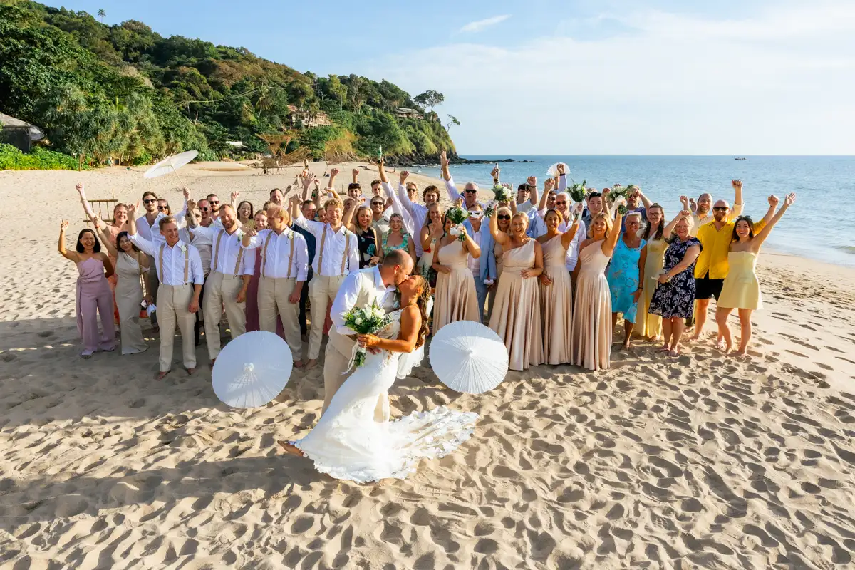 Wedding on the beach of Hayley & Hank for wedding in Koh Lanta at Pimalai hotel