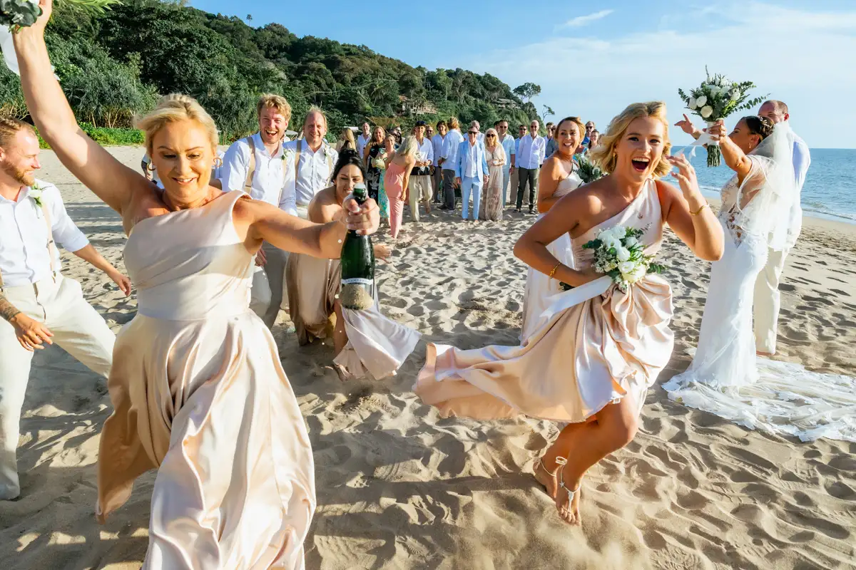 Wedding on the beach of Hayley & Hank for wedding in Koh Lanta at Pimalai hotel