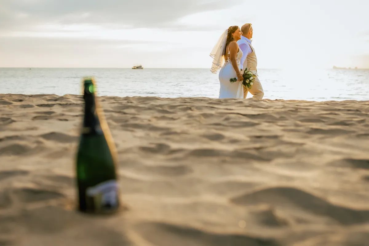 Wedding on the beach of Hayley & Hank for wedding in Koh Lanta at Pimalai hotel